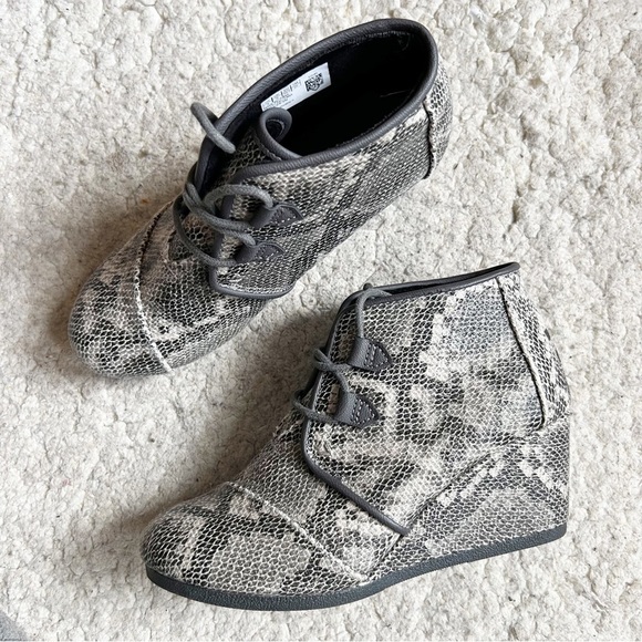 TOMS: Gray Hued Kala Desert Lace Up Faux Snake Skin Wedges Size 8 - Picture 1 of 12